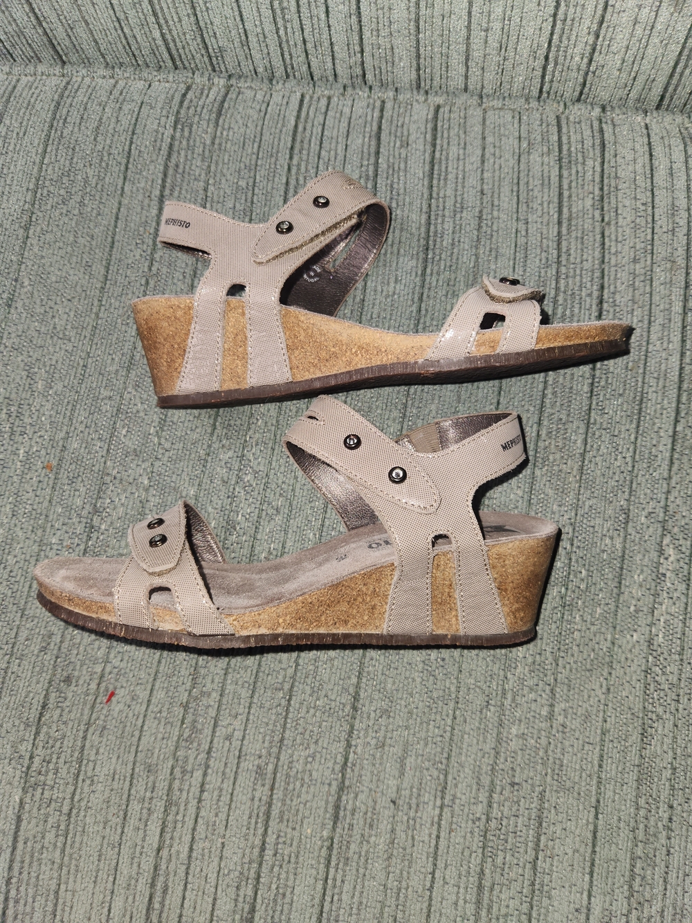 🍉Mephisto Silver Wedge Sandals